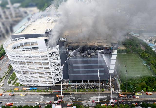 19일 이틀째 화재가 이어지고 있는 인천 서해구 석남동 쿠팡32물류센터에서 소방관들이 진화 작업을 하고 있다.[사진=연합뉴스]