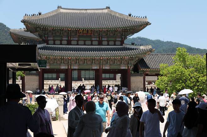 5월 31일 서울 종로구 경복궁 일대가 외국인 관광객들로 붐비고 있다. 서울시에 따르면 올해 4월 서울을 방문한 외국인 관광객은 156만 명으로 지난해 같은 달(130만 명)보다 18.8% 증가했다. 또한 한국관광공사의 관광통계와 문화체육관광부 외래관광객조사 분석 결과, 서울 방문 외국인 관광객의 카드 소비액은 1조1532억 원으로 지난해 같은 달보다 50.5% 늘어난 것으로 나타났다. 고이란 기자 photoeran@(이투데이DB)