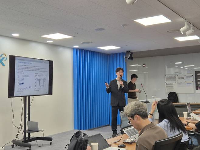 20일 한국거래소에서 열린 기자간담회에서 김병연 NH투자증권 투자전략 총괄 이사가 하반기 증시 전망에 대해 설명하고 있는 모습.(사진=서청석 기자)