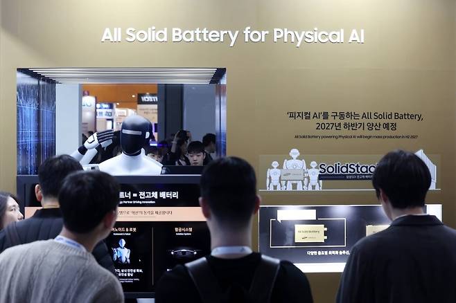 지난 3월 서울 코엑스에서 열린 인터배터리 2026에서 삼성SDI 부스를 찾은 사람들이 전고체 배터리 제품을 살펴보고 있다. 사진=한국경제