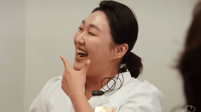 성대결절은 무리한 발성이나 음성 오남용으로 인해 성대 점막에 발생하는 양성 질환으로, 충분한 음성 휴식과 수분 섭취를 통해 증상 호전을 기대할 수 있다. 다만 쉰 목소리가 2주 이상 지속될 경우에는 전문의의 진료를 통해 정확한 상태를 파악하고 보존적 치료나 수술적 개입 여부를 확인하는 것이 권장된다｜출처: 쿠팡플레이 공식 유튜브 채널