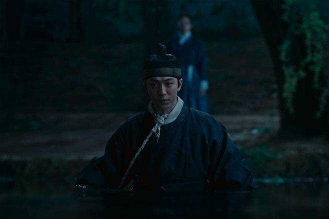 Since its release on the 17th, the Netflix series Donggung climbed to No. 1 on the Korean charts within a single day and has remained at the top for three consecutive days. The series has proven its explosive popularity by pushing SBSs Manager Kim—which is currently recording a peak viewership rating of 23.1%—out of the top spot.Donggung tells the story of Gu Cheon, who travels between the human and spirit worlds, and Saeng-gang, a palace maid harboring a secret, as they investigate the curse of the East Palace on the kings orders. By blending historical drama, occult, and fantasy genres, the series successfully captures both a distinctly Korean aesthetic and a eerie atmosphere.The adorable character Kkeomeoksali, who appears as Gu Cheons spirit companion, has captured viewers attention. Writers Kwon So-ra and Seo Jae-won revealed that they created this character inspired by urban legends.Director Choi Jeong-gyu poured his heart and soul into the production—including set design and the use of seasonal elements—to intuitively distinguish between the real world and the spirit world. Donggung, which showcases a highly polished production, is currently available to watch in its entirety on Netflix.