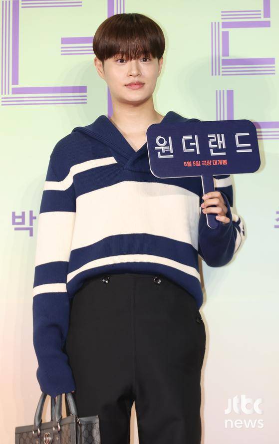 그룹 AB6IX 이대휘가 31일 오후 서울 강남구 코엑스 메가박스에서 열린 영화 '원더랜드' VIP 시사회에 참석해 포즈를 취하고 있다. 김현우 엔터뉴스팀 기자 kim.hyunwoo3@jtbc.co.kr (콘텐트비즈니스본부)