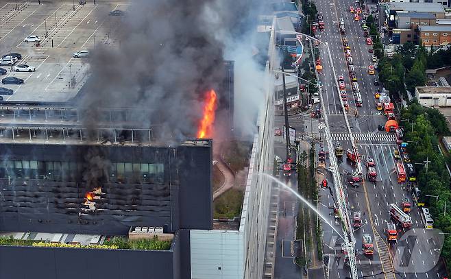 19일 오후 인천 서해구 석남동 쿠팡32물류센터에서 화재가 발생해 소방당국이 진압을 하고 있다.  2026.7.19 ⓒ 뉴스1 김진환 기자