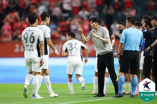 강원 정경호 감독이 선수들에게 작전 지시를 하고 있다. 제공 | 한국프로축구연맹
