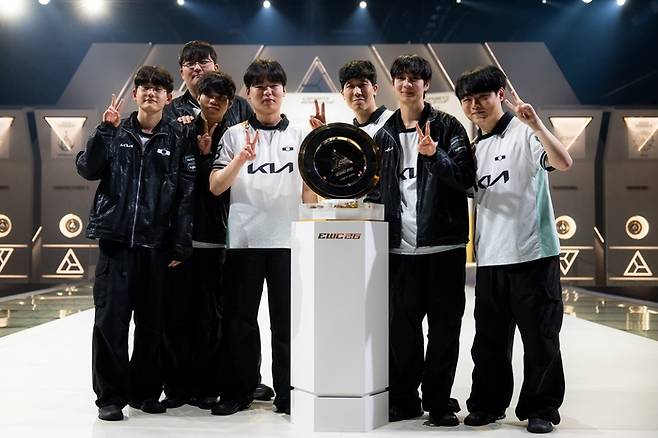 디플러스 기아가 19일 열린 2026 EWC 리그 오브 레전드 결승전에서 KC를 꺾고 우승을 차지했다. 사진 | EWC