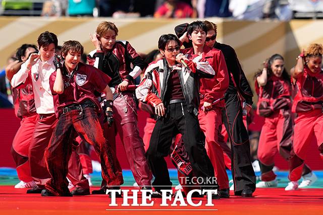 BTS graced the stage of the first-ever halftime show in the 96-year history of the 2026 FIFA World Cup in North America. This performance garnered significant attention from football fans worldwide, standing shoulder-to-shoulder with global pop stars such as Madonna, Justin Bieber, and Shakira.BTS took the stage with a dance crew of over 24 members to perform their global hit song, Dynamite. In particular, the members delivered a passionate performance by rewriting the lyrics to match the World Cup atmosphere.