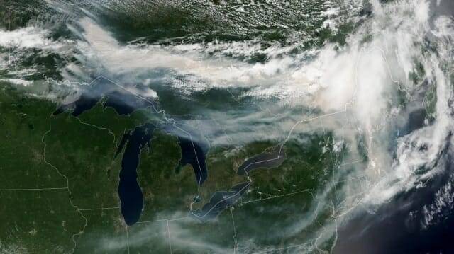 2026년 7월 14일 NOAA-21 위성이 촬영한 이 위성 사진에는 캐나다 전역에서 발생한 산불 연기가 캐나다와 미국 양국을 가로지르는 모습이 담겨 있다.(출처=NASA 지구 관측소/로렌 도핀)