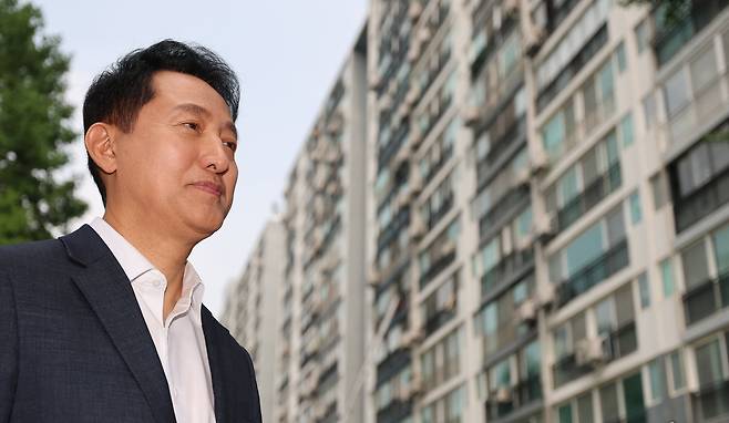 오세훈 서울시장이 지난 16일 준공업지역 공동주택 용적률 완화가 적용된 서울 영등포구 양평 신동아아파트 재건축단지를 방문해 사업 추진 상황을 점검하고 있다./뉴스1