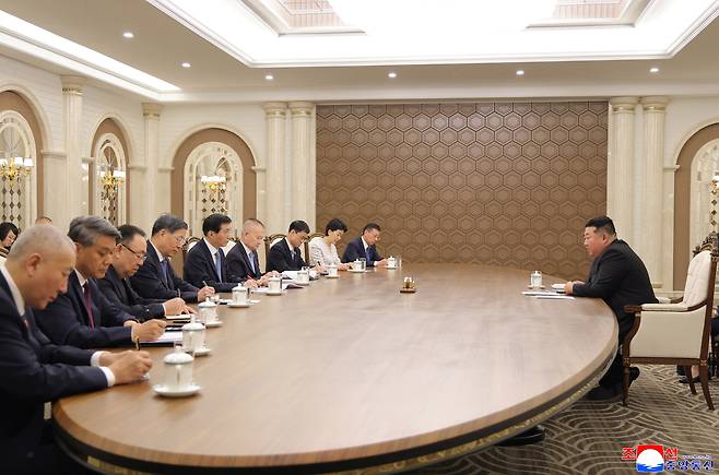 김정은 북한 국무위원장이 지난 16일 북중 우호조약 체결 65주년을 계기로 방북한 왕후닝 전국인민정치협상회의(정협) 주석을 단장으로 한 중국 당·정 대표단을 접견하는 모습. /조선중앙통신·연합뉴스