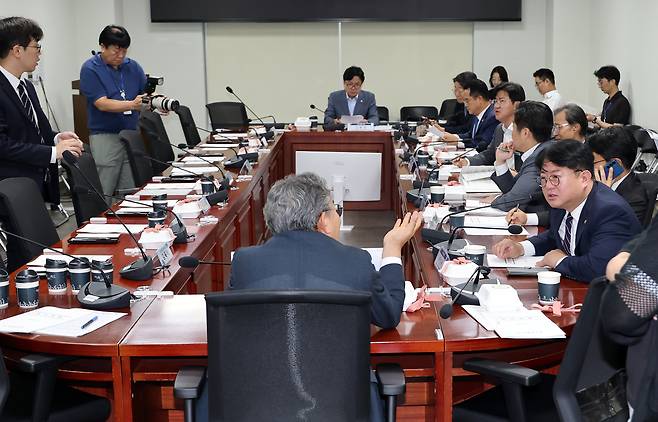 국회 정무위원회 유동수 위원장을 비롯한 더불어민주당 의원들이 20일 국회 의원회관에서 열린 국회 정무위원회 당정에서 이억원 금융위원장과의 당정을 마친 뒤 이찬진 금감원장을 기다리며 얘기를 나누고 있다. 연합뉴스