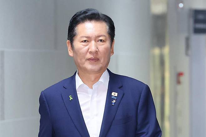 더불어민주당 당권 주자인 정청래 의원이 16일 서울 여의도 국회 의원회관에서 열린 검사 권력 오남용 사례로 본 형사소송법 개정 토론회에 참석하고 있다. 뉴스1