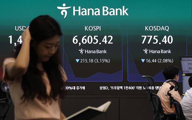 20일 서울 중구 하나은행 딜링룸 현황판에 코스피와 코스닥이 표시되고 있다. 연합뉴스 제공