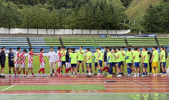 준우승팀 한남대(왼쪽) 선수들이 우승팀 울산대 선수들의 격려를 받으며 시상대로 가고 있다. 사진=IS 포토