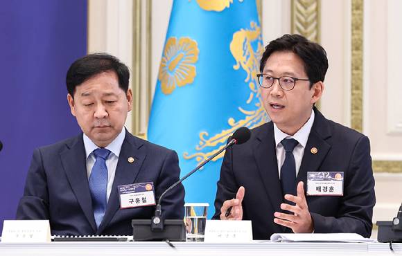 배경훈 부총리 겸 과학기술정보통신부 장관(오른쪽)이 지난 13일 청와대에서 이재명 대통령 주재로 열린 국가재정전략회의에서 'AI데이터센터·피지컬AI' 관련 지원방안을 발표하고 있다. [사진=연합뉴스]
