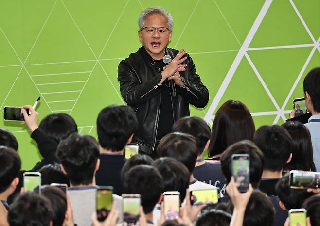 젠슨 황 엔비디아 최고경영자(CEO)가 지난 6월 8일 서울대학교 해동첨단공학관에서 열린 ‘빌드어클로(Build-a-Claw)’ 행사장을 찾아 학생들을 상대로 강연을 하고 있다. 장진영 기자.