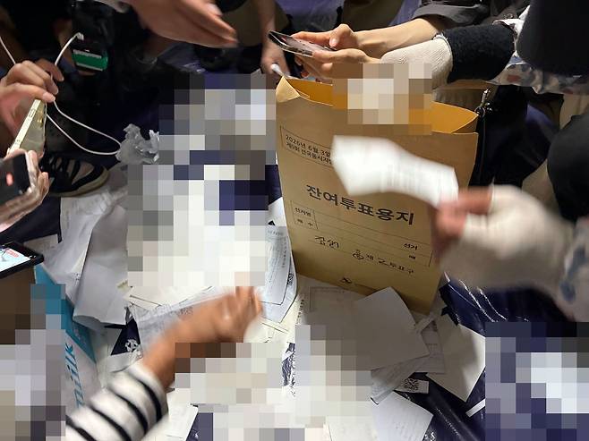 지난달 5일 오전 서울 송파 잠실7동 제2투표소에서 투표함이 반출된 뒤 시위대가 투표소에 자유롭게 들어가 선관위가 놓고 간 선거 물품을 살펴보고 있다. 선거인 대조전표엔 선거인 이름과 성별 등 개인정보가 담겼다. 김예정 기자