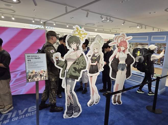 무신사 메가스토어 용산점에 블루 아카이브X무신사 협업 상품을 구매하기 위해 방문객들이 줄 서 있다. /사진=넥슨