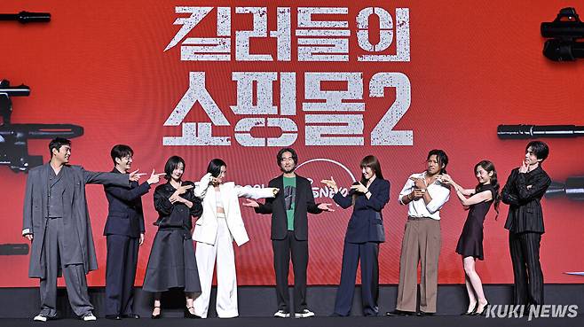 이권 감독(가운데)을 비롯한 디즈니+ 오리지널 시리즈 ‘킬러들의 쇼핑몰 시즌2’ 출연진들이 20일 서울 영등포구 콘래드 서울 호텔에서 열린 제작발표회에 참석해 포즈를 취하고 있다.