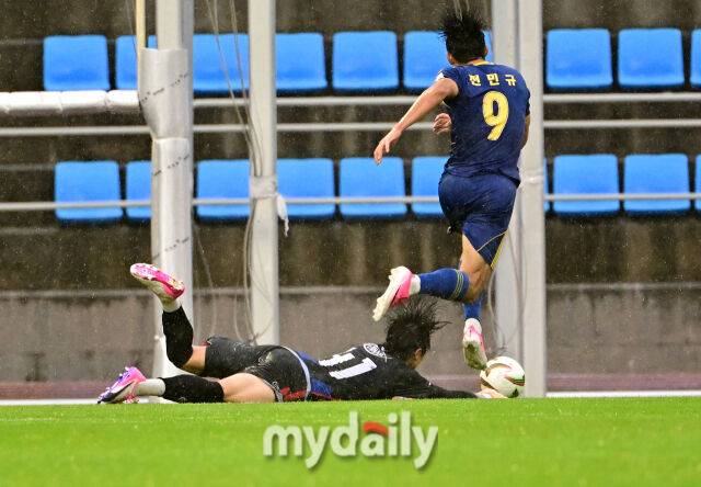 2026년 7월 18일 오후 강원도 태백종합운동장에서 열린 '제62회 추계대학축구연맹전' 결승, 한남대학교와 울산대학교의 경기.한남대 구유하 골키퍼가 PK를 허용하고 있다.이번 대회에는 전국 대학축구 78개 팀이 참가해 총 156경기를 치르며, 백두대간기와 태백산기 2개 리그로 나누어 예선리그와 토너먼트 방식으로 진행된다./태백=유진형 기자