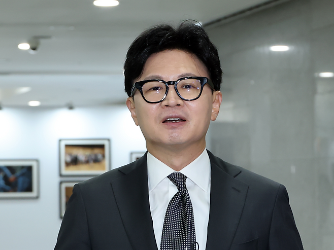 한동훈 무소속 의원이 지난 9일 국회 의원회관에서 열린 반도체 미래와 생존을 위한 연속 토론회에 참석한 뒤 기자들의 질문에 답하고 있다. [연합]