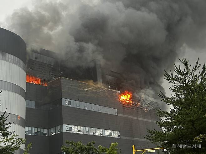20일 오전 6시50분께 인천 서해구 쿠팡 물류센터 화재 현장. 화재 발생 사흘째지만 여전히 불길이 살이있고 검은 연기가 하늘로 솟구치고 있다. 이준영 수습기자