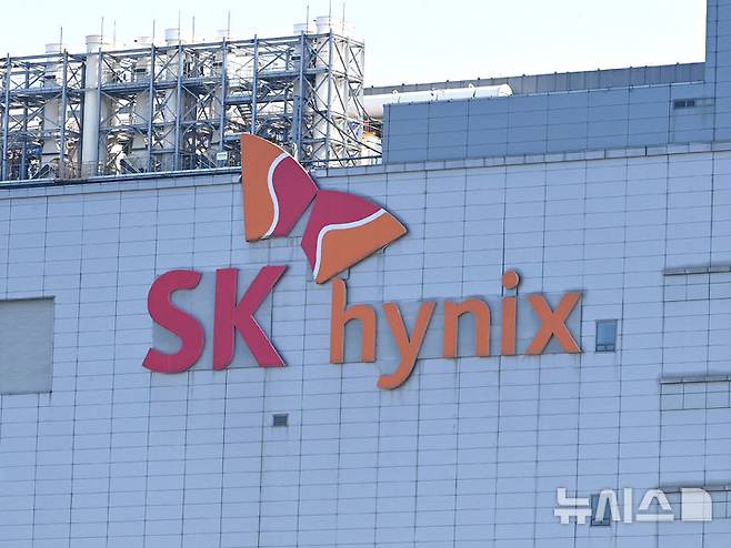[이천=뉴시스] 김종택 기자 = SK하이닉스는 HBM(고대역폭메모리) 시장에서 쌓은 기술력을 앞세워 올해 3분기 영업이익이 창사 이래 최초로 10조원을 넘어섰다.SK하이닉스는 올해 3분기 매출액 24조4489억원, 영업이익 11조3834억원의 경영실적을 기록했다고 29일 밝혔다. 영업이익률은 무려 47%에 달한다.사진은 이날 경기 이천시 SK 하이닉스 본사 모습. 2025.10.29. jtk@newsis.com