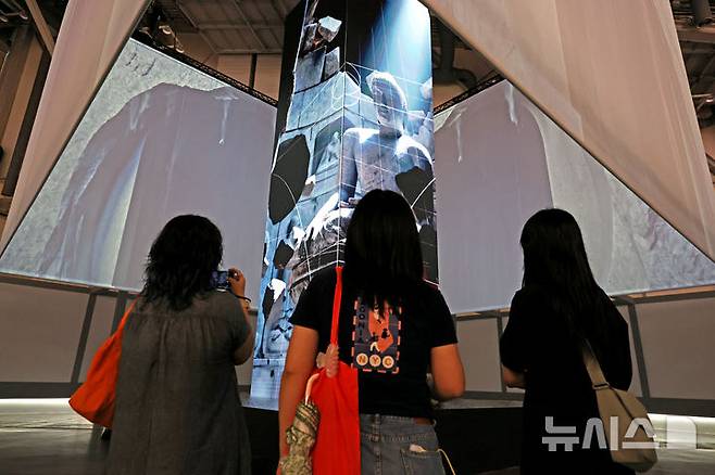 [부산=뉴시스] 박진희 기자 = 제48차 유네스코 세계유산위원회가 열리는 20일 부산 벡스코에 마련된 유네스코 세계유산위원회 대한민국관을 찾은 국내외 관람객들이 미디어아트를 관람하고 있다. 2026.07.20. pak7130@newsis.com