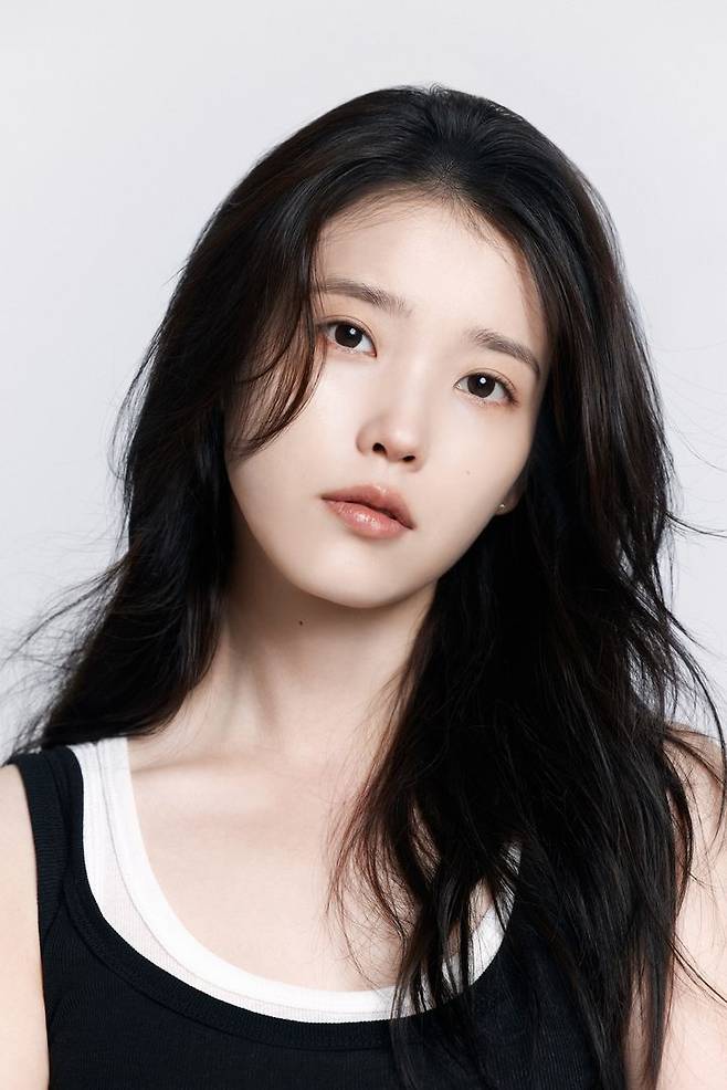 이관개방증으로 활동 잠정 연기한 아이유