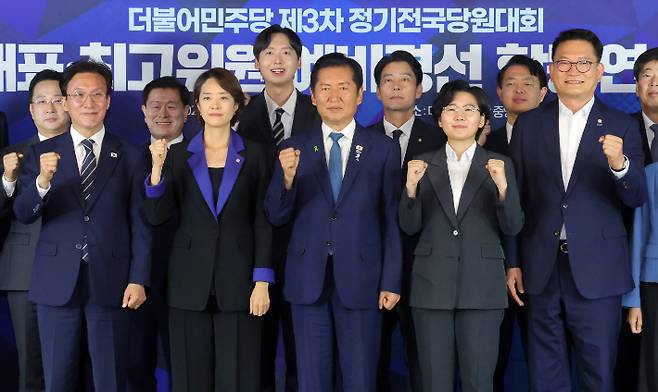더불어민주당 김민석(앞줄 왼쪽부터)·고민정·정청래·김보미·송영길 당 대표 후보와 최고위원 후보들이 20일 서울 여의도 민주당 중앙당사 당원존에서 열린 당 대표·최고위원 예비경선 합동연설회에 참석해 기념 촬영하고 있다. 연합뉴스