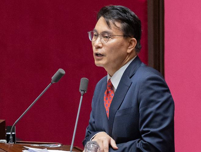 국민의힘 윤상현 의원이 20일 국회에서 열린 7월 임시국회 제1차 본회의에서 윤석열·김건희에 의한 내란·외환 및 국정농단 행위의 진상규명을 위한 특별검사 임명 등에 관한 법률 일부개정법률안에 대해 필리버스터(무제한 토론을 통한 합법적인 의사진행 방해)를 시작하고 있다. 연합뉴스