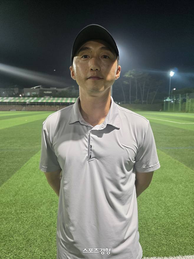 중경고 이재훈 코치가 19일 제천 봉양건강축구갬프에서 열린 신평고와 2026 대통령금배 U-17 유스컵 조별리그 경기가 끝난 뒤 포즈를 취하고 있다.     제천 | 윤은용 기자