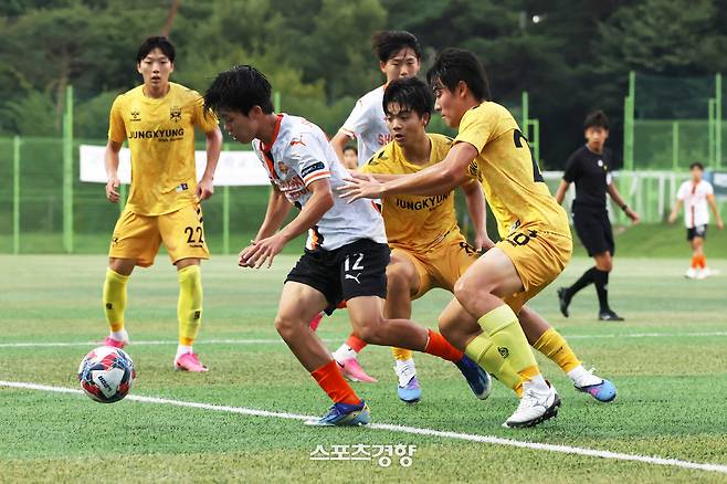 신평고 성윤찬이 19일 제천 봉양건강축구갬프에서 열린 중경고와 2026 대통령금배 U-17 유스컵 조별리그 최종전에서 돌파를 시도하고 있다. 제천｜한수빈 기자