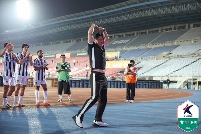 부천전 승리 후 팬들에게 인사하는 김기동 서울 감독. /사진=한국프로축구연맹 제공