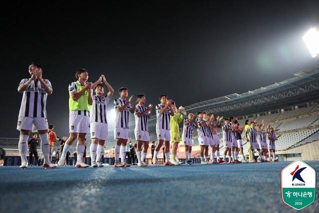 부천전 승리 이후 팬들에게 인사하는 서울 선수단. /사진=한국프로축구연맹 제공