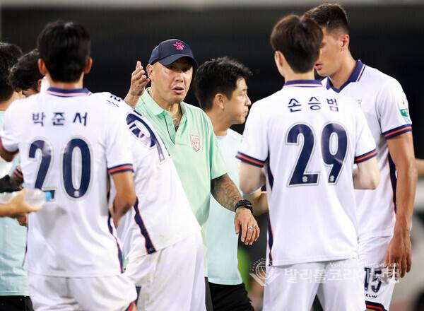 화성FC 차두리 감독, 선수들에게 작전 지시.2026.7.19.