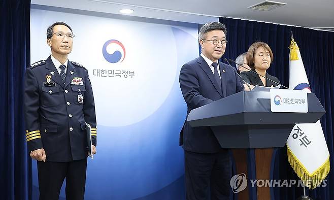경찰수사 민주적 통제 강화 대국민 담화문 발표 (서울=연합뉴스) 안정원 기자 = 윤호중 행정안전부 장관(가운데)과 유재성 경찰청장 직무대행(왼쪽), 홍석기 국가수사본부장이 16일 서울 종로구 정부서울청사에서 열린 경찰 수사 내부비리 근절 및 민주적 통제 강화 관련 대국민 담화를 발표하고 있다. 2026.7.16 jeong@yna.co.kr