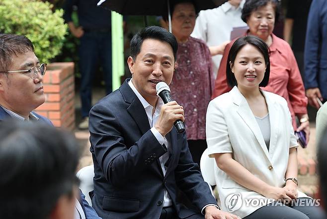 재건축 앞둔 주민들과 간담회 하는 오세훈 시장 (서울=연합뉴스) 김주형 기자 = 오세훈 서울시장이 지난 16일 재건축을 앞둔 서울 영등포구 양평동 신동아아파트를 방문해 주민들과 간담회 하고 있다. 2026.7.16 kjhpress@yna.co.kr
