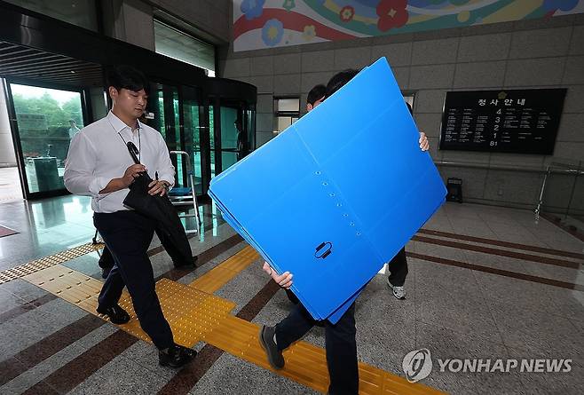 선관위는 압수수색 중 (과천=연합뉴스) 서명곤 기자 = 중앙선거관리위원회의 방만한 운영 및 비위 등을 수사하는 검경 합동수사본부가 노태악 전 중앙선관위원장의 '외유성 출장 의혹'과 관련한 강제수사에 나섰다.
    20일 국민참정권 침해 진상규명을 위한 검경 합동수사본부(본부장 김태훈 서울중앙지검 3차장검사)는 이날 중앙선관위원장 사무실 등에 대한 압수수색을 진행 중이라고 밝혔다.
    사진은 이날 압수수색이 진행 중인 과천 중앙선거관리위원회. 2026.7.20 seephoto@yna.co.kr