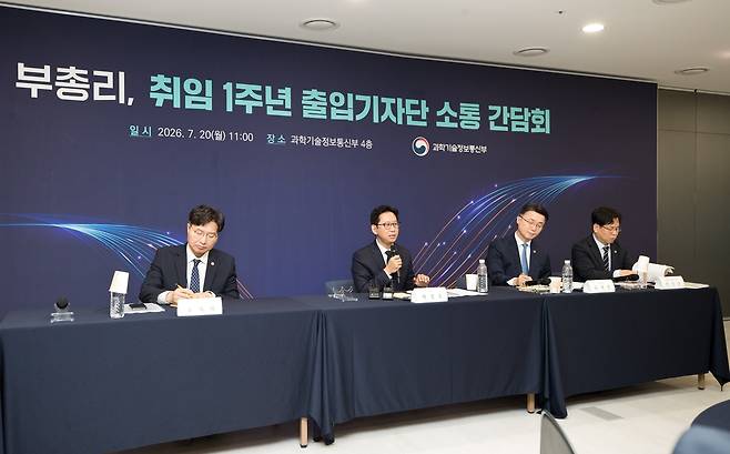 과학기술정보통신부 기자간담회 배경훈 부총리 겸 과학기술정보통신부 장관이 20일 오전 세종특별자치시 정부세종청사에서 열린 '과학기술정보통신부 기자간담회' 에서 취임 1주년 소회를 밝히고 있다. 왼쪽부터 구혁채 제1차관, 배경훈 부총리, 류제명 제2차관, 박인규 과학기술혁신본부장. [과학기술정보통신부 제공. 재판매 및 DB 금지]