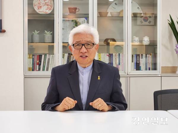 21일 이천교육지원청에서 이건 폰 프리 스쿨 추진단 상임단장이 기념촬영을 하고 있다. 2026.7.21 /김형욱기자 uk@kyeongin.com