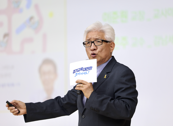 21일 이천제일고등학교에서 열린 폰 프리 스쿨 정책 설명회에서 이건 경기도교육청 폰 프리 스쿨 추진단 상임단장이 발언하고 있다. 2026.7.21 /경기도교육청 제공