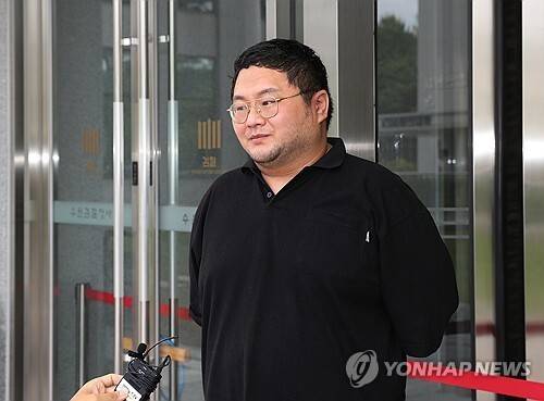 ◇1천만명이 넘는 구독자를 보유한 먹방 유튜버 쯔양(본명 박정원)을 협박해 돈을 갈취한 혐의를 받는 유튜버 구제역(본명 이준희)이 지난 2024년 7월 26일 오전 경기도 수원시 영통구 수원지방법원에서 열리는 구속 전 피의자 심문(영장실질심사)에 출석하기 위해 수원지방검찰청으로 들어서고 있다. 2024.7.26 [공동취재. 연합뉴스.]