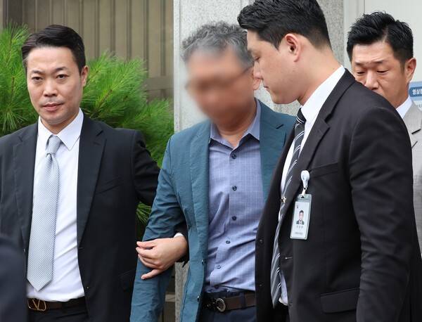 장윤기 사건에 대해 살인과 성범죄 사건을 분리 수사하도록 지시한 협의를 받는 전남광주통합특별시 전 광산경찰서 형사과장 A 경정이 21일 광주지방법원에서 구속 전 피의자 심문(영장 실질 심사)을 마치고 나오고 있다. 연합뉴스
