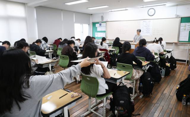 2027학년도 대학수학능력시험 6월 모의평가에서 부산 지역 수험생들이 ‘과탐+사탐’ 혼합 응시 비율이 크게 늘었다. 6월 모의평가를 치르는 모습. 연합뉴스