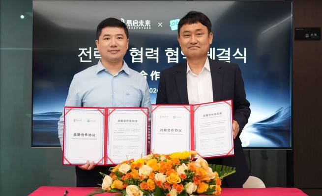 손오공은 중국 넷이즈 산하 AI 연구소가 인큐베이팅한 헬스케어 스타트업 ‘이지퓨처’와 AI 마사지 로봇 ‘R2E’의 한국 시장 독점 유통 계약을 체결했다고 21일 밝혔다.<왼쪽부터 위즈융 이치웨이라이 CEO, 김득명 손오공 회장>(사진제공 = 손오공)