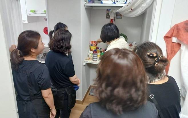 서울시 강서50플러스센터 ‘시니어라이프정리전문가’ 과정 수강생들이 현장실습에서 어르신 가정의 수납공간을 살펴보고 정리 방향을 논의하고 있다.(유플랫폼 제공)