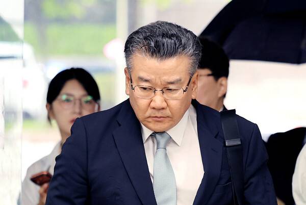 직권남용 혐의로 구속영장이 청구된 유병호 감사원 감사위원(차관급)이 20일 서울 서초구 서울중앙지법에서 열린 구속 전 피의자 심문(영장실질심사)에 출석하고 있다. 2026.7.20 [공동취재] 연합뉴스