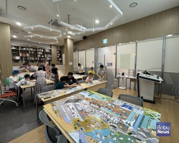 2025년 용산역사박물관에서 열린 역사문화 체험 프로그램 '하하동동, 용산탐구'에 참가한 주민들이 대형 퍼즐을 맞추고 있다.&nbsp;ⓒ용산구