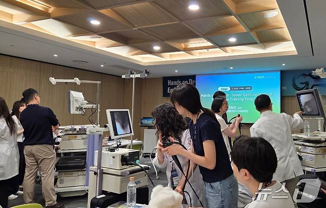 정동인 경상국립대 교수가 11일 열린 경기수의콘퍼런스에서 내시경 실습 교육을 하고 있다. ⓒ 뉴스1 최서윤 기자